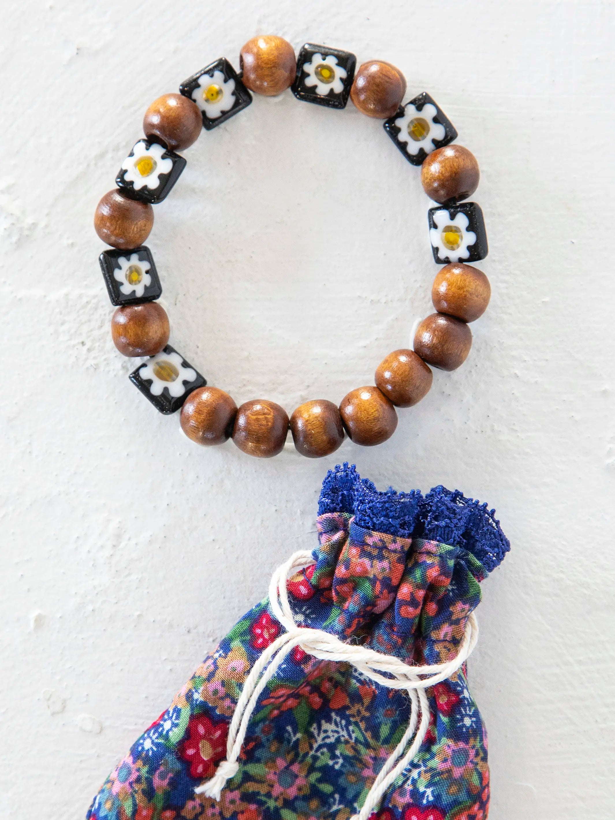 - Cat stress soothing spray Millefiori & Wood Beaded Bracelet - Black